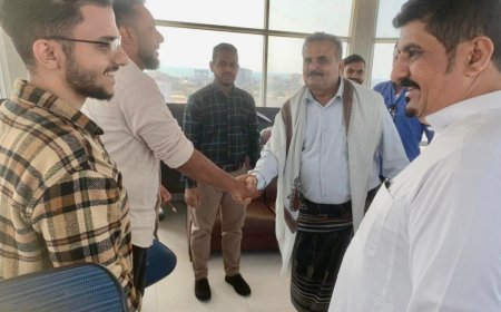 العمري: ينفذ نزولًا مفاجئًا لتفقد سير العمل في مطار عدن الدولي باول ايام عيد الفطر المبارك 