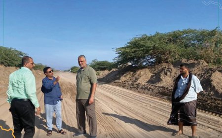 المهندس معين الماس يطلع على أعمال إزالة مخلفات السيول من الخط الساحلي الدولي عدن حضرموت