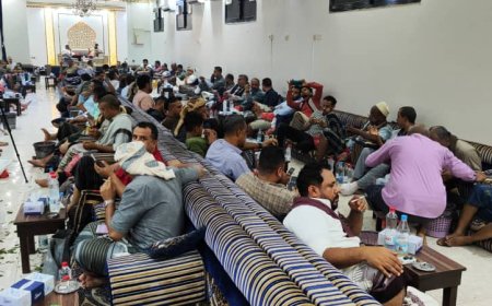 مدير فرع كبار العملاء بكاك بنك يستقبل المعزين بوفاة والده بعدن