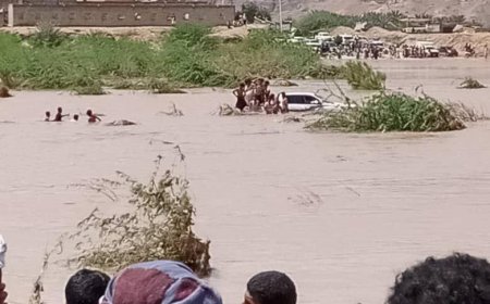 عاجل : السيول تجرف سيارة ومحاولات لإنقاذ من داخلها في حضرموت (شاهد صورة لحظة محاولة إنقاذهم)