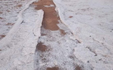شاهد صورة..صحراء الجوف تتحول الى جبال من الثلوج 