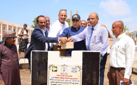 نائب محافظ عدن يضع حجر الاساس لمشروع اعادة تاهيل وتطوير مضخة الصرف الصحي لمستشفى الجمهورية بخور مكسر.