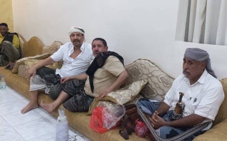 المناضل اديب العيسي يقدم واجب العزاء للنائب البرلماني عبدالخالق البركاني بوفاة نجل شقيقه احمد