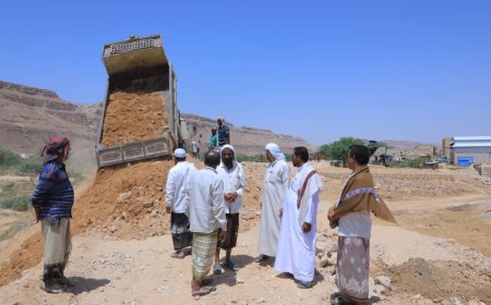 مدير عام مديرية تريم يتفقد الأعمال الجارية لحماية منطقة ثبي ويشيد بالجهود التي تقوم بها اللجنة المجتمعية