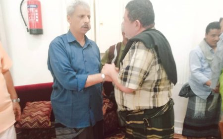 المناضل اديب العيسي يقدم واجب العزاء للواء التركي محافظ لحج بوفاة نجله شائع