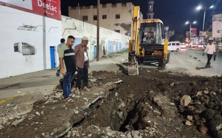 يحدث الان.. اصلاح كسر خط المياه الرئيسي" القديم" بشارع أروى في صيرة