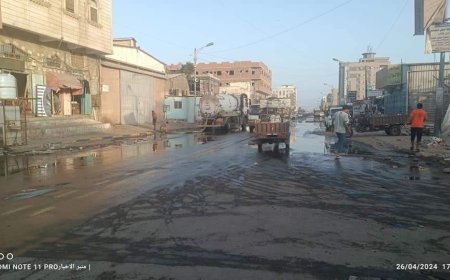 مياه الصرف الصحي تغرق شارع شهير في عدن(صور)