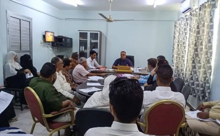 مدير عام التواهي يناقش تقريرا مكتب الصحة والنظافة ومواضيع تطوير اداء المكاتب التنفيذية بالمديرية