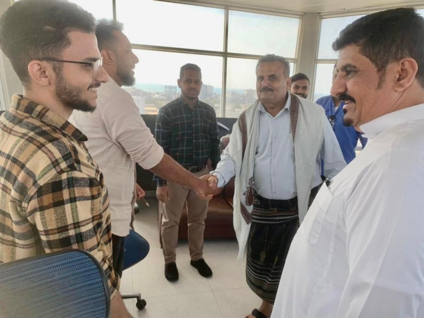 العمري: ينفذ نزولًا مفاجئًا لتفقد سير العمل في مطار عدن الدولي باول ايام عيد الفطر المبارك 