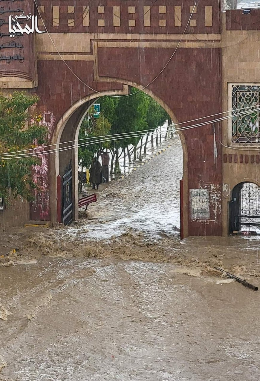 هكذا تبدو بوابة جامعة صنعاء من قوة تدفق السيول (صورة)