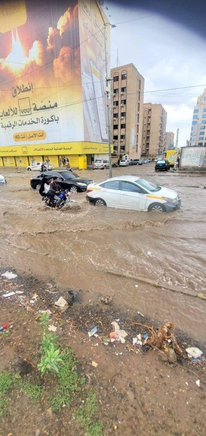 عاجل:سيول جارفة تغرق حي حدة في صنعاء (صورة)
