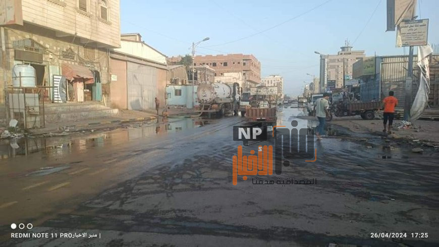 مياه الصرف الصحي تغرق شارع شهير في عدن(صور)
