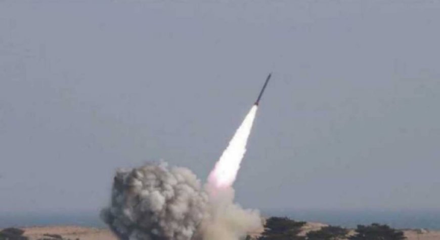 الحوثيين يطلقون 3 صواريخ على سفينة شمال غرب المخا..