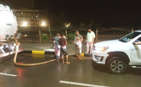 مدير عام مديرية التواهي يشرف على عملية شفط مياه المطر التي هطلت مساءً
