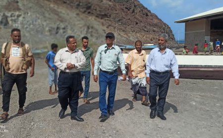 رئيس هيئة مصائد خليج عدن يتفقد مركز الإنزال السمكي في منطقة فقم مديرية البريقة