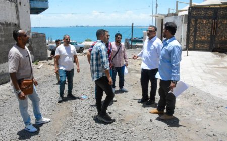 مدير عام التواهي يتفقد سير العمل بمشروع سفلتة طريق حي رأس مربط بالمديرية