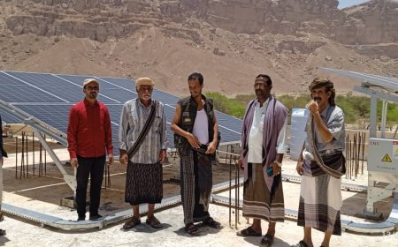 المدير العام لمديرية رخية يتفقد العمل الجاري لتركيب منظومة الطاقة الشمسية بالمركز الصحي بصنا 