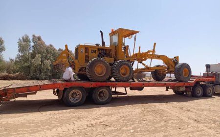 وصول معدات المؤسسه العامه للطرق و الجسور بوادي حضرموت والصحراء لصيانة الخط الدولي بمديرية العبر