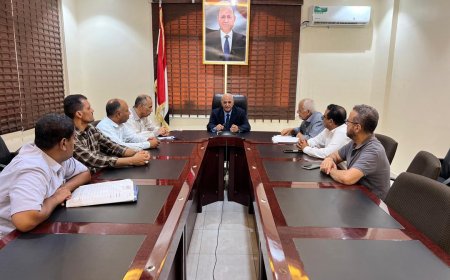 وزير المياه والبيئة يناقش سير العمل في المؤسسة المحلية للمياه والصرف والصحي بسيئون 