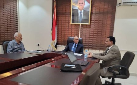 وزير المياه والبيئة يناقش مع الوكيل الحسني مشاريع المياه والإصحاح البيئي بالضالع 