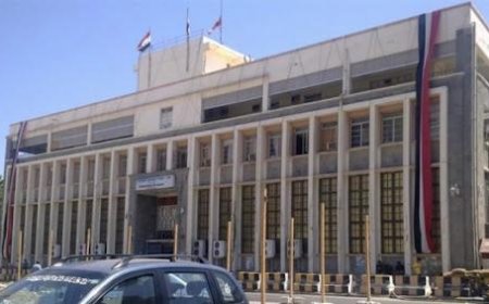 مصدر في المركزي اليمني ينفي خروج اي عملة صعبة من البلد ، ويؤكد التمسك الصارم بقرار نقل البنوك