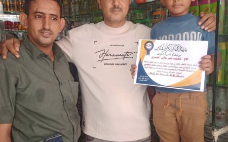 شيخ قبيلة بني عمر يُكرم الطفل شعيب المعمري الذي أعاد الذهب لصاحبه 