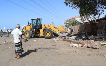 السلطة المحلية بالبريقة تنفذ حملة إزالة واسعة للعشوائيات والمخلفات بالشارع الرئيسي ومدينة إنماء