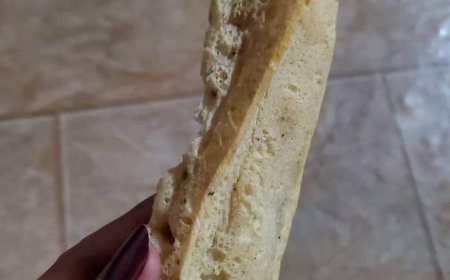 مصورة تعثر بقايا سجارة على قرص روتي في عدن (صورة)