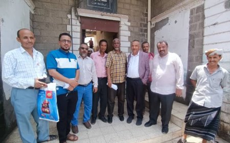 مدير عام مكتب الضرائب عدن يطلع على سير العمل في فروع صيرة وخورمكسر والتواهي