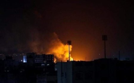 عاجل:شاهد اول صورة لحظة تصاعد ألسنة اللهب من صنعاء بسبب غارة جوية أمريكية