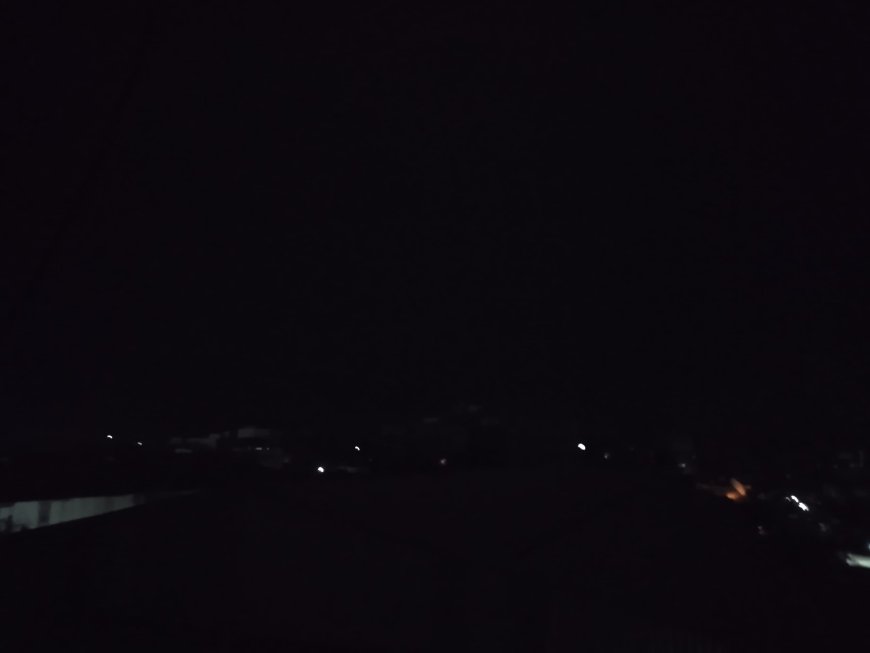 عاجل :كبرى الاحياء بدار سعد في عدن يغرق بالظلام (صورة)