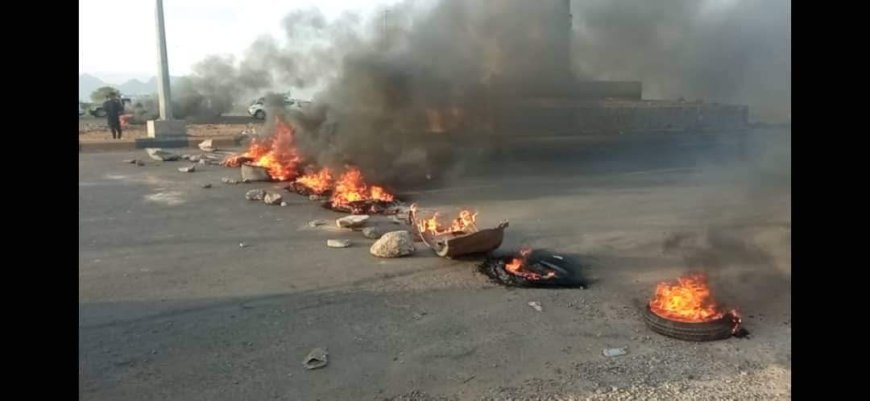 عاجل :شبان غاضبون يقطعون طريق رئيسي في عدن (صور)
