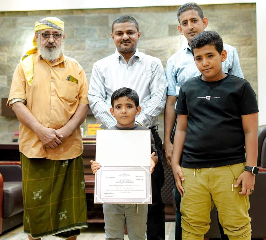 مدير الشيخ عثمان يكرم طفل معمري أعاد الذهب لصاحبه في عدن 