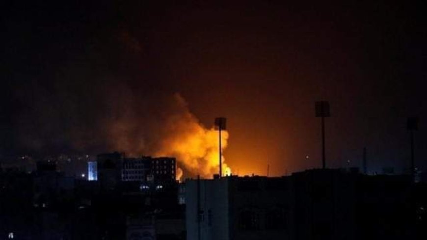 عاجل:شاهد اول صورة لحظة تصاعد ألسنة اللهب من صنعاء بسبب غارة جوية أمريكية 