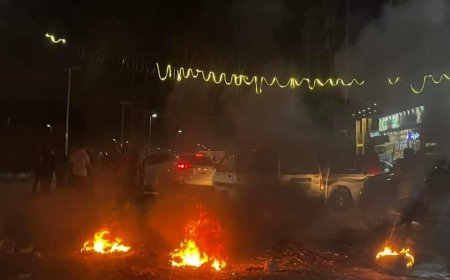 عاجل :غاضبون يقطعون طريق رئيسي في عدن (صورة)