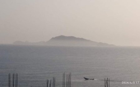 شاهد صور.. تبخر مياه سواحل خليج عدن اليوم وباحث يكشف السبب