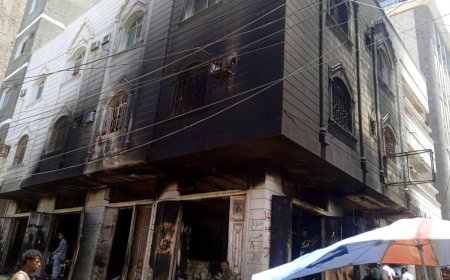 حريق هائل يلتهم منزل في عدن (صور)