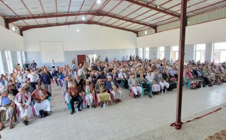 "انسحاب بعض الحاضرين أثناء كلمة بليغ التميمي يثير استنكارًا واسعًا في اجتماع الحجرية"