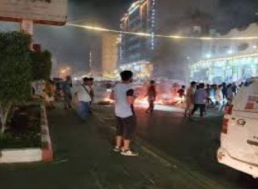 بسبب انقطاع الكهرباء محتجون يقطعون الشارع الرئيسي للشيخ عثمان..