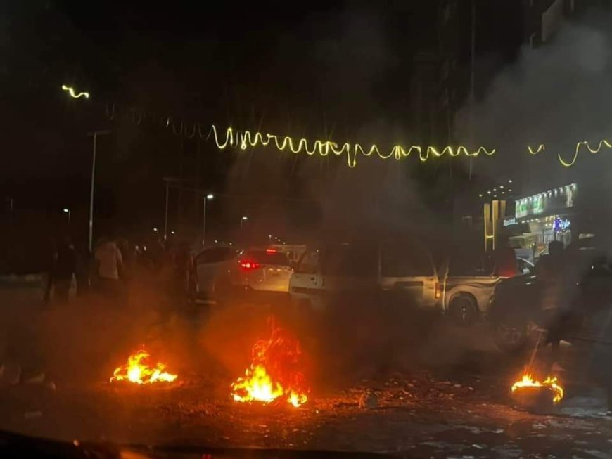 عاجل :غاضبون يقطعون طريق رئيسي في عدن (صورة)