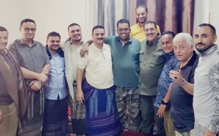 جلسة صلح ودية في عدن.. مدير أمن عدن يعتذر للإعلامي صالح العبيدي