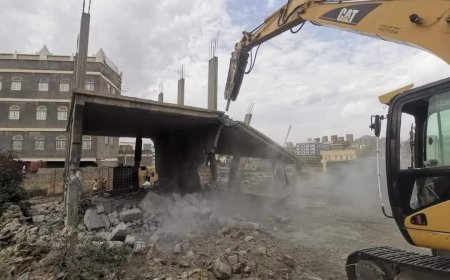 لهذا السبب.. شيخ قبلي يقوم بهدم منزله المكون من دورين في يافع (صور)