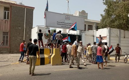 مظاهرة في التواهي مطالبة بتغيير مدير المديرية