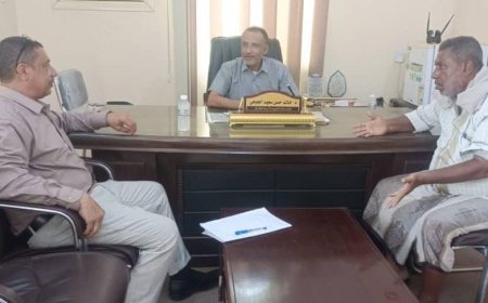 مدير عام بروم ميفع يناقش مع مدير قطاع النظافة والتحسين بالمحافظة العديد من الجوانب المهمة بالمديرية