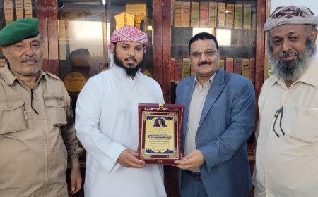 نظير جهوده البارزة في تحسين الخدمات بالمديرية..     *مدير عام المنصورة يتسلم درع شكر وتقدير من أهالي حي نجوى مكاوي*