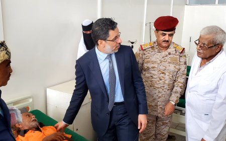 رئيس الوزراء ووزير الدفاع يطلعان على سير العمل في مستشفى باصهيب العسكري العام