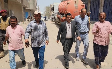 الداؤودي" و"باخبيرة" يتفقدان مشروع تركيب شبكة الصرف الصحي في بلوك ( 10 )
