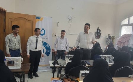 مدير التمويل ببنك تمكين للتمويل الأصغر يزور معمل مؤسسة عدن للفنون ويعد بتسهيلات خاصه للنساء