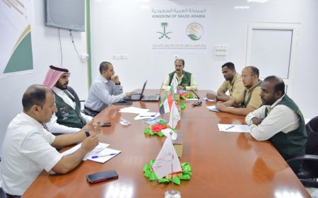 مدير مشروع تشغيل مركز فاطمة بابطين الطبي - سيئون يلتقي بفريق الرقابة والمتابعة والتقييم الميداني