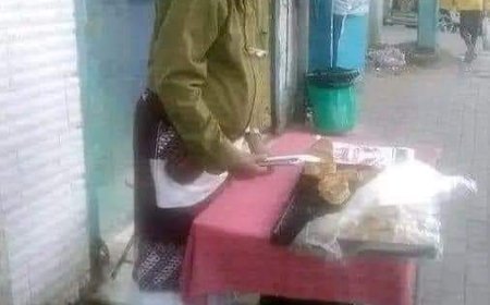 بسبب الراتب..دكتور بالقانون الدولي يبيع معجنات في العاصمة عدن(صورة محزنة)